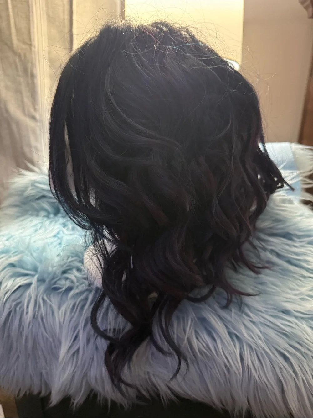 Luxurious Black Wavy Women's Wig - Classic Natural Look